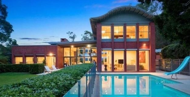 佟丽娅个人资料简介(“隐形富婆”佟丽娅:坐拥3000平豪华庄园,白手起家如今身价过亿)