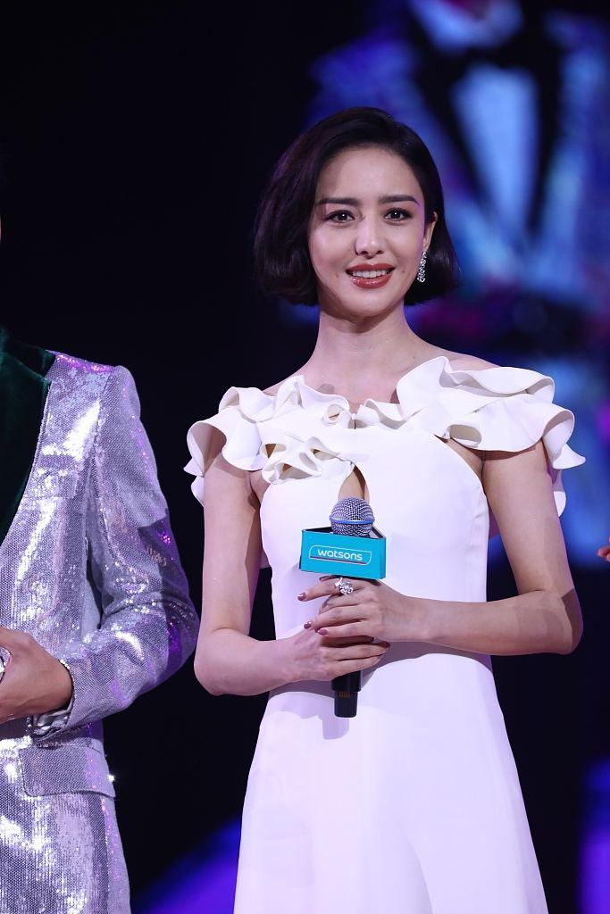 佟丽娅个人资料简介(“隐形富婆”佟丽娅:坐拥3000平豪华庄园,白手起家如今身价过亿)