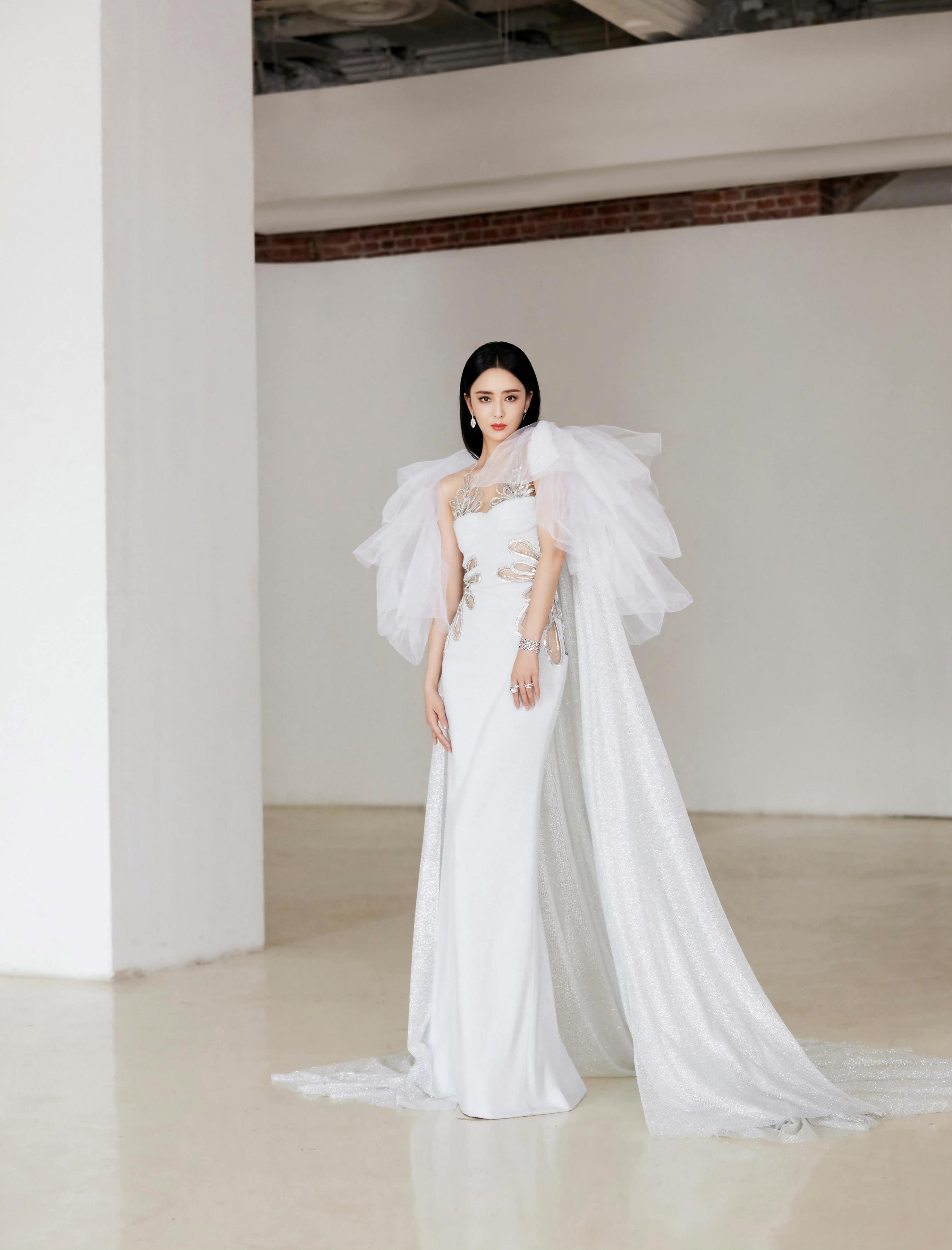 佟丽娅个人资料简介(“隐形富婆”佟丽娅:坐拥3000平豪华庄园,白手起家如今身价过亿)