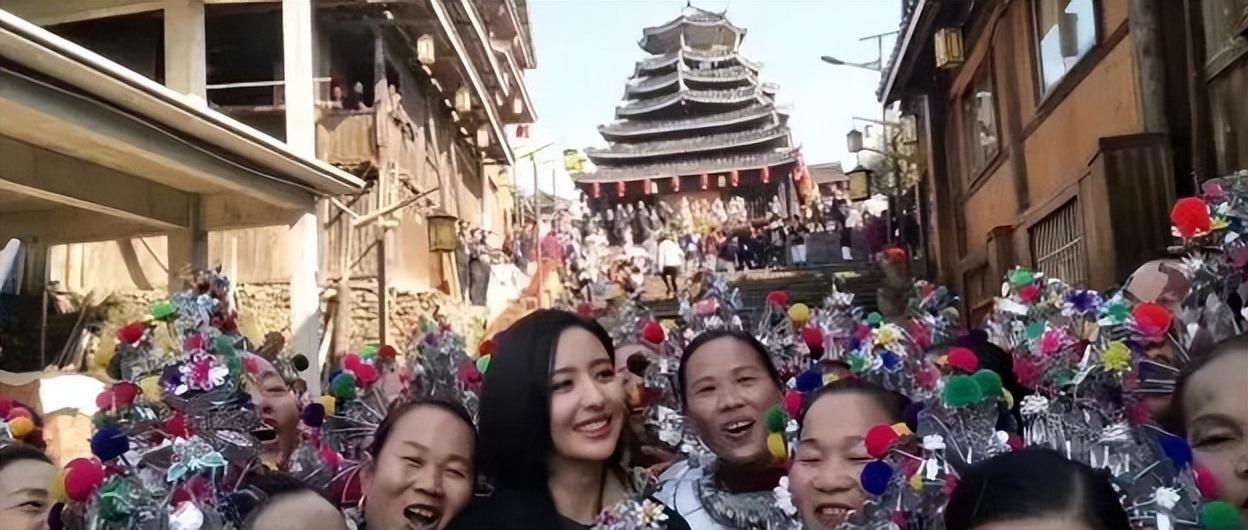 佟丽娅个人资料简介(“隐形富婆”佟丽娅:坐拥3000平豪华庄园,白手起家如今身价过亿)