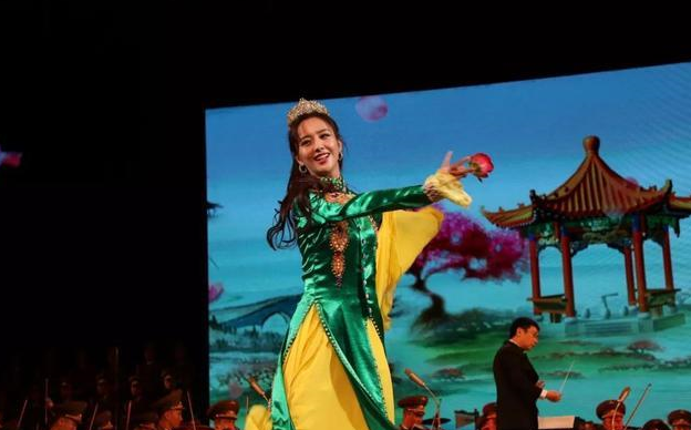 佟丽娅个人资料简介(“隐形富婆”佟丽娅:坐拥3000平豪华庄园,白手起家如今身价过亿)