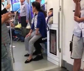 不让座大妈坐腿上 南京大妈要求小伙让座被拒后直接坐腿上