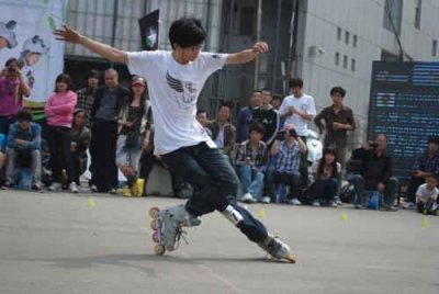 滑轮滑的刹车技巧