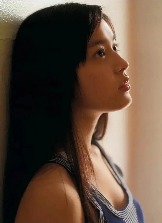 日本九五后女星矢作穗香,刘亦菲日本分菲!