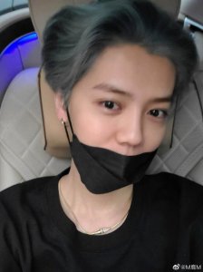 30岁鹿晗怼脸自拍状态好,超豪华座驾意外曝光,价格超400万