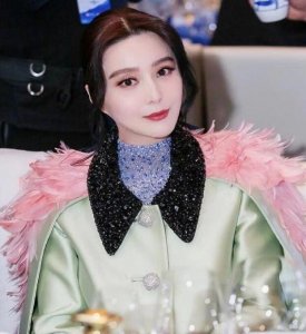 范冰冰穿粉色羽毛披风 肤白貌美女神范十足