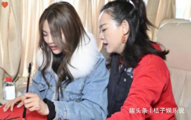 杨超越福字多写一画,却意外扫出最难扫的敬业福,网友:锦鲤女孩