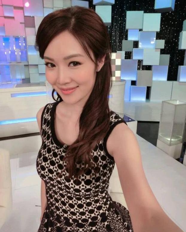 赵薇老公旧爱叶翠翠宣布意外怀上三胎:一共验了4次都不敢相信!