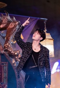 张艺兴离开SM,十年来,他经历太多了