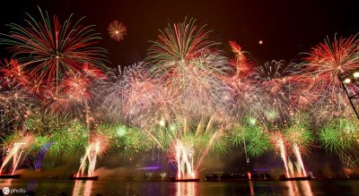 错误的谜语:节日的火焰(打一成语)