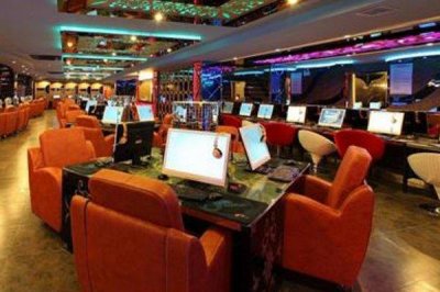 上海网吧门事件女主角网管睡着了恋人开始运动