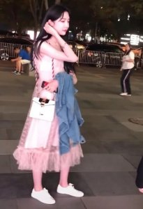 艾比究竟美不美?看到路人镜头下的他,“男人脸”十足!