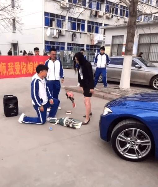 某中学生在校园里向女老师求婚,网友看了: 现在的学生都怎么了