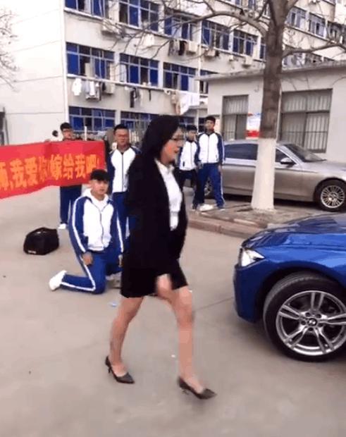 某中学生在校园里向女老师求婚,网友看了: 现在的学生都怎么了