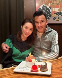 郭可盈生日庆祝活动多 分享一家三口全家福 喝名贵红酒助兴