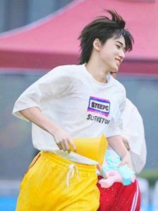 宋亚轩:揭秘其备受捧背后的原因及家庭背景