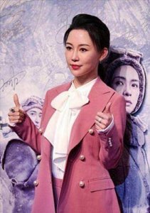 潘晓婷穿西装制服,身材圆润,上围傲挺,尽显成熟韵味,即使快40岁也魅力依旧