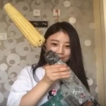 女子作死模仿用电钻吃玉米,接下来悲剧了