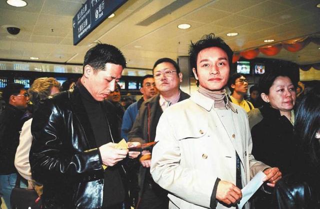 唐鹤德为张国荣庆64岁冥寿(唐鹤德为张国荣庆64岁冥寿)(12)