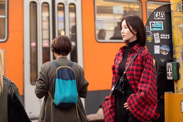 30岁的舒畅剪“摩卡波波头”发型，变的像18岁的少女，这下真红了