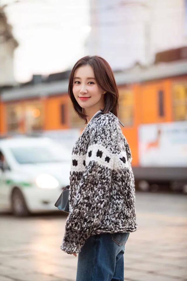 30岁的舒畅剪“摩卡波波头”发型，变的像18岁的少女，这下真红了