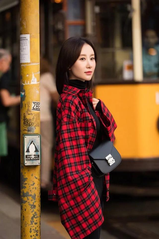 30岁的舒畅剪“摩卡波波头”发型，变的像18岁的少女，这下真红了