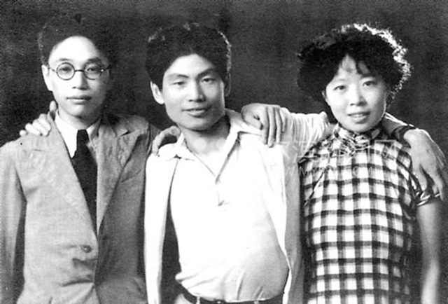 萧红:19岁与表哥私奔,父叔险将她勒死,4段失败恋情,半生苦难