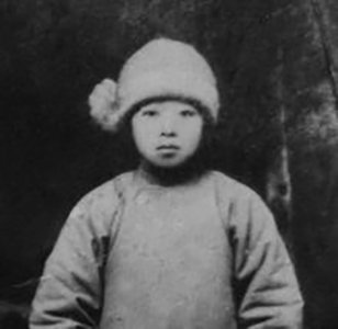 萧红简介(19岁与表哥私奔,父叔险将她勒死)