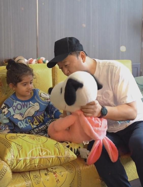 郭涛有几个孩子(郭涛三胎女儿曝光五官精致好像洋娃娃)