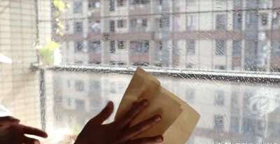 不管玻璃有多脏,教你3个妙招,不用一滴水,也能擦得干干净净!