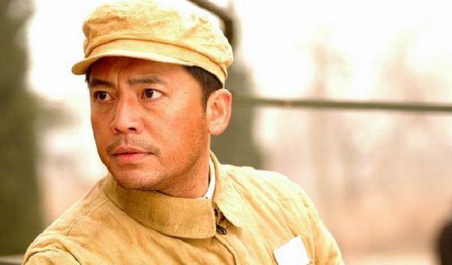 何政军出道多年至今无绯闻,妻子原来是她,网友真让人羡慕啊