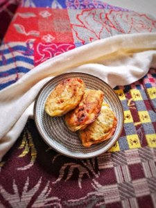 手把手教你做超好吃的韭菜鸡蛋粉条猪肉盒子