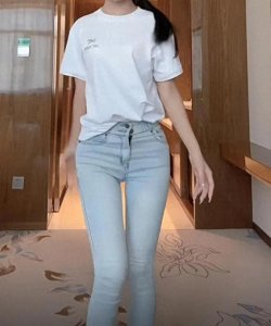 女生必备:紧身牛仔裤的百搭魅力