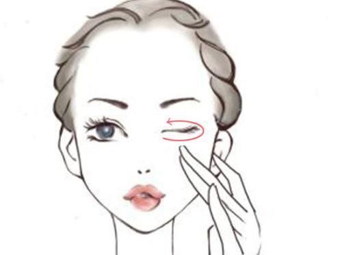 四十岁女性适合用什么眼霜 涂眼霜的正确手法 四十岁女性适合用什么眼霜 涂眼霜的正确手法