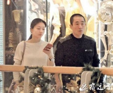 ​好丈夫！张艺谋忙里偷闲陪老婆逛街 全程帮拎包