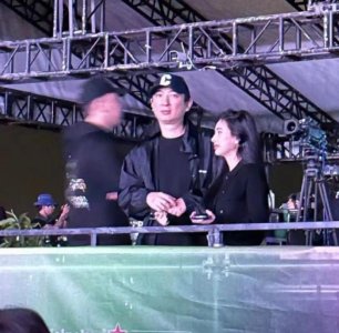 ​王思聪换新女友！音乐节紧搂美女蹦迪当众亲吻，与前任刚恋爱2月