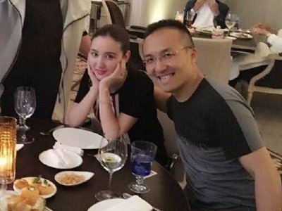 张萌低调结婚多年,婚后育有一女,与老公很是相爱,原来老公是他