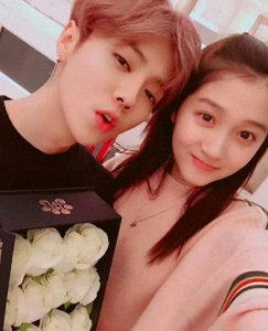 鹿晗关晓彤恋爱8年,她27岁风头正盛,他35岁事业堕落翻红无望