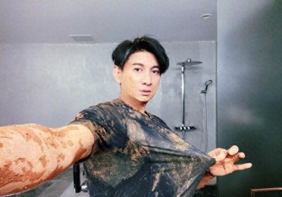 吴奇隆晒近照,霹雳虎变“泥巴虎”,颜值回春玻尿酸脸太抢镜