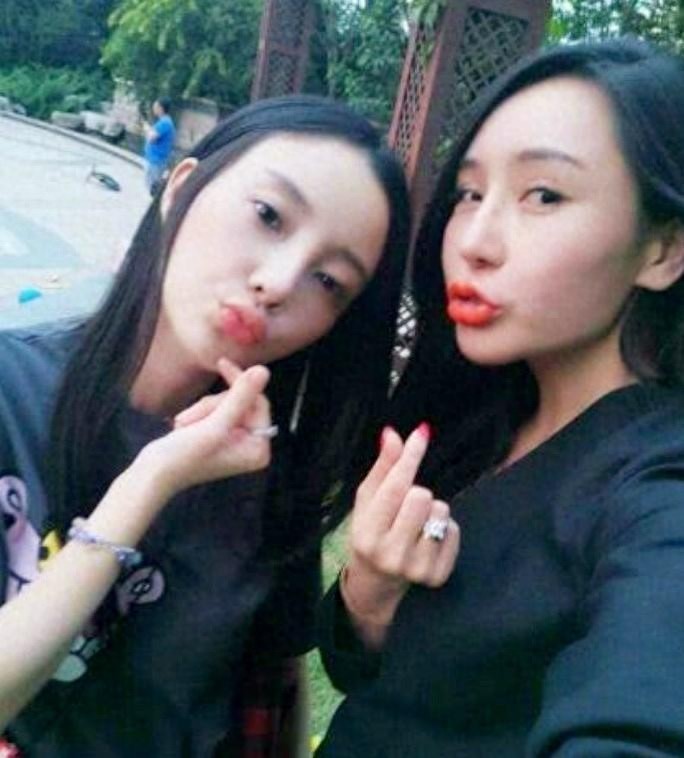 “出轨门”后李小璐晒出自拍照,忘记P图,本性真容全被曝了光