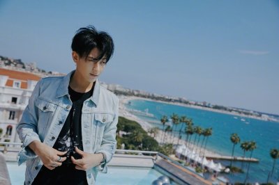 黄子韬之前关注是零,现关注了鹿晗和吴亦凡,ins和吴亦凡互关