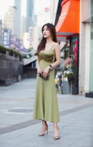 ​小吊带魅力太大，街拍美女穿小吊带好风韵，旁边大哥都走不动了