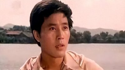 著名演员王伟平：25岁爆红，娶初恋为妻，50岁息影如今女儿比他红