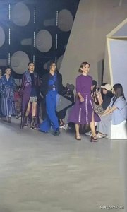 ​欧阳夏丹走秀近照曝光 自信却遭嘲笑！你敢不敢欣赏她的真正魅力？