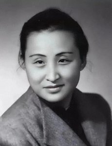 ​15岁嫁张大千，生下8子后，丈夫移情19岁少女，怒而离婚养小白脸