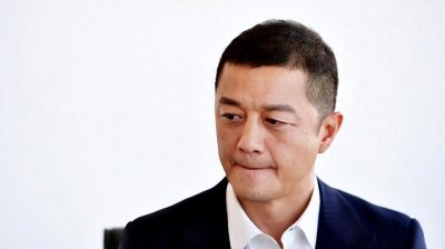 "李亚鹏债务压力巨大!近照曝光显苍老,街头摆摊卖茶引热议。"