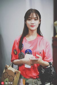 ​“富婆”陈意涵机场凹奇怪造型，面对镜头360度无死角