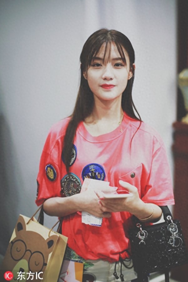 “富婆”陈意涵机场凹奇怪造型,面对镜头360度无死角