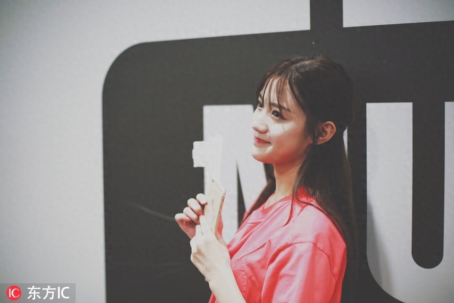 “富婆”陈意涵机场凹奇怪造型,面对镜头360度无死角