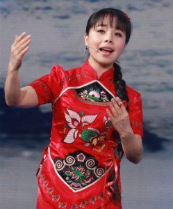 ​34岁王二妮近照，回村盖了豪宅还当了大官，模样和当年判若两人